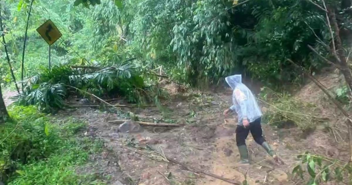 Tak Kenal Lelah di Tengah Hujan, Kapolsek Simpenan Pimpin Langsung Penanganan Longsor