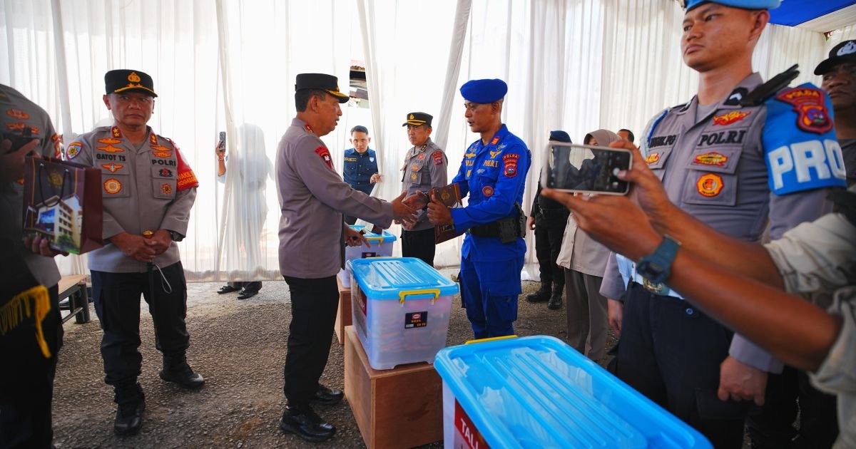 Kapolri Beri Motivasi dan Apresiasi kepada Anggota Polri Terdampak Bencana di Sumbar