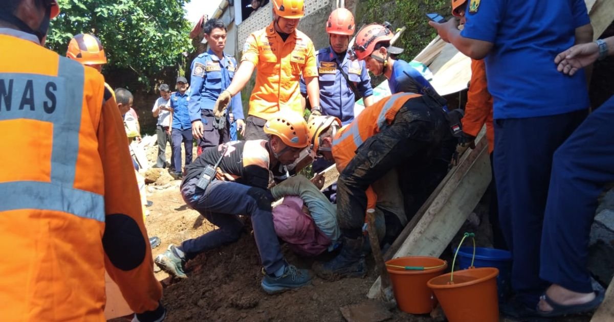 Kerja Tim Gabungan Selamatkan Dua Buruh yang Terhimpit Bangunan di Kebontarum