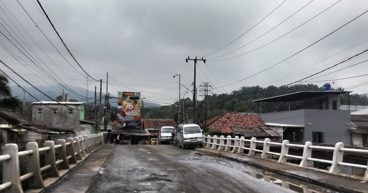 Jembatan Kadaka Cigudeg–Parungpanjang Berlubang, Jadi Genangan Air; Warga Keluhkan Kondisi Jalan Provinsi di Bogor Barat