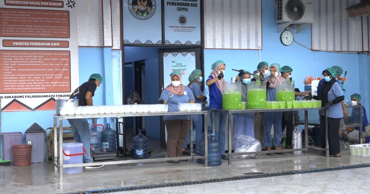 Dapur Pelayanan Gizi Tonjong Hidupkan Ramadan dan Gerakkan Ekonomi Warga