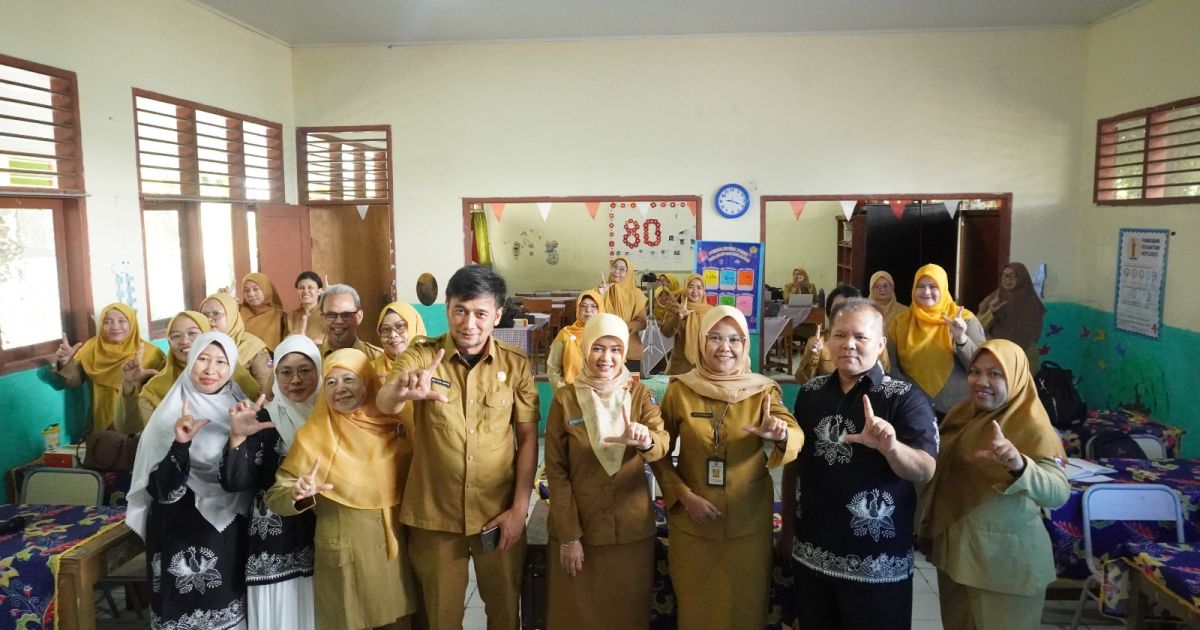 Unpak Latih Guru SDN Kedung Badak 2 Bogor Susun Bahan Ajar Bahasa Sunda Inovatif