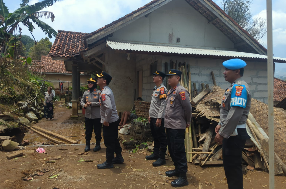 Dinding Penahan Jebol Pasca Diguyur Hujan Deras, Warga Girimulya Dievakuasi Polsek Banjaran