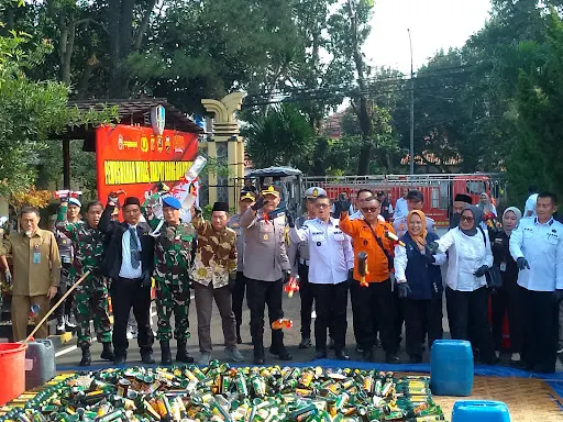Polres Subang Amankan Ramadan dan Idulfitri: Ribuan Botol Miras dan Knalpot Brong Dimusnahkan