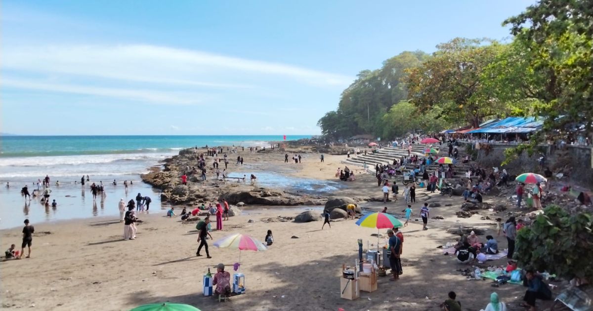 Wisatawan Membludak di Karang Hawu H+1 Lebaran.