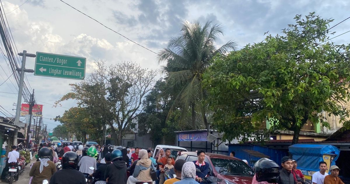 H+4 Lebaran Masih Padat Tanpa Petugas, Jalur Nasional Lewiliang-Bogor Jadi Neraka Macet.