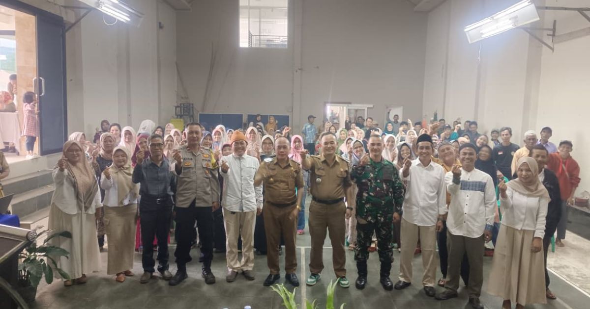 Kepala Dinas Koperasi dan UMKM Kabupaten Garut bersama Pengurus KDMP Desa Karyamukti, Kecamatan Cibatu, Kabupaten Garut.