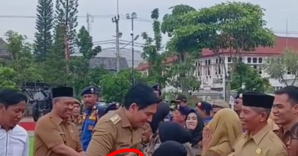 Lencana Jabatan Lucky Hakim Terlepas dan Jatuh Saat Halal Bihalal.