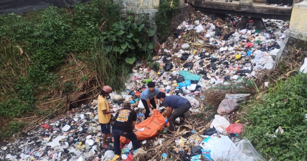 Warga Karangpawitan Garut digegerkan penemuan mayat pria asal Bekasi di sungai kering.