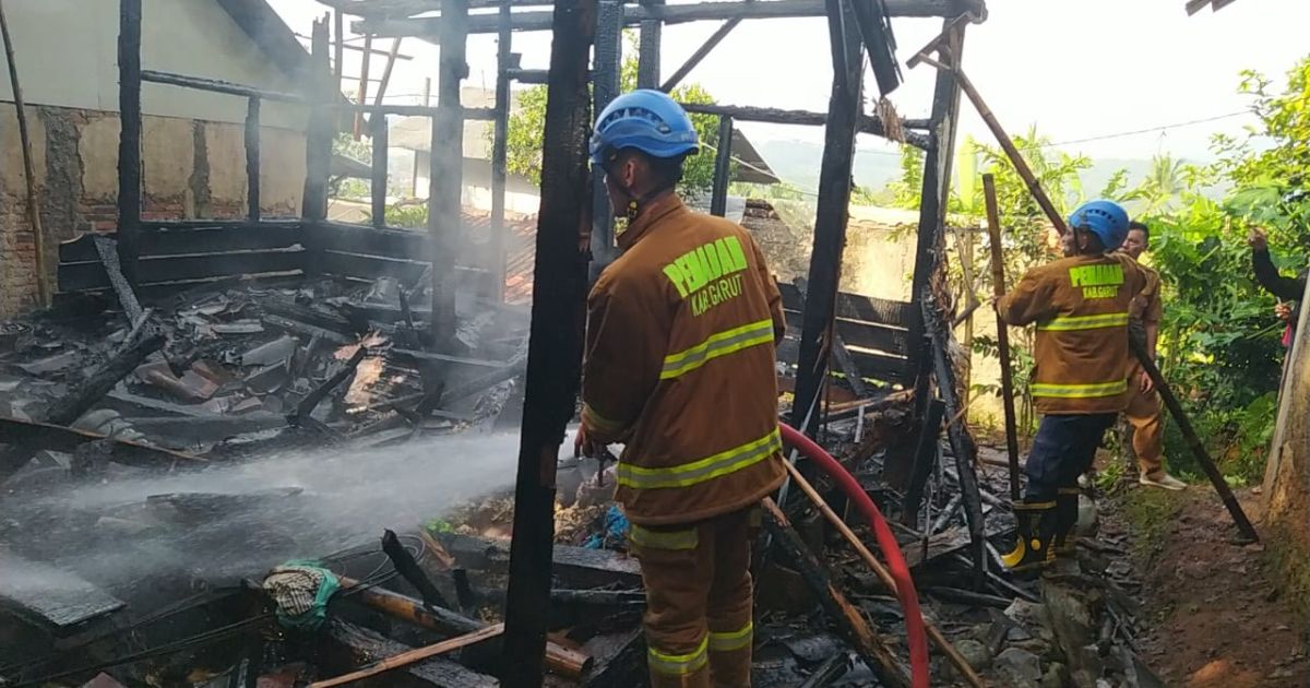 Diduga Akibat Ledakan Korek Gas, Rumah Panggung di Garut Ludes Terbakar