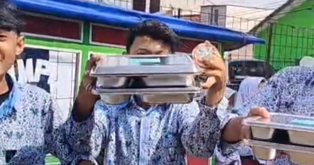 Siswa SMPN 1 Dayeuhkolot Kembalikan Paket Makan Bergizi Gratis.