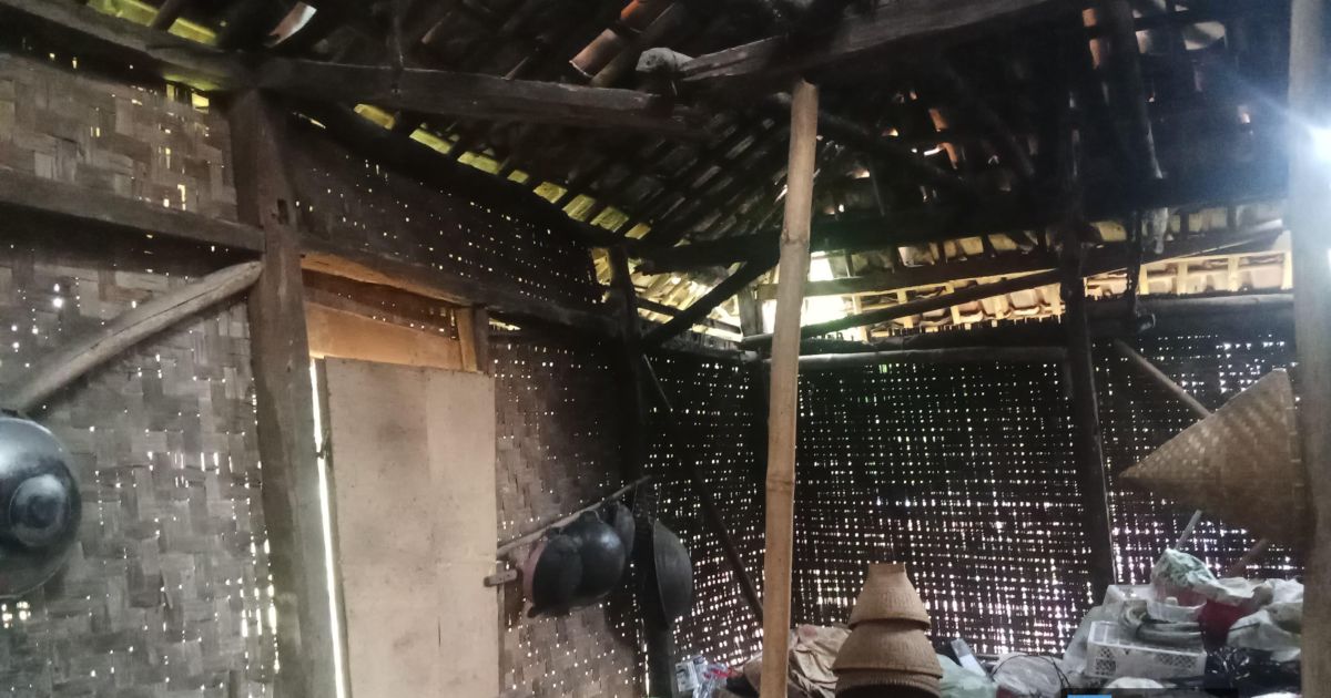 Potret rumah kumuh di kawasan Rumah Mewah Mega Proyek.