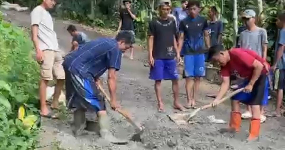10 Tahun Tak Diperbaiki, Warga Pongkor Bogor Perbaiki Jalan Rusak Secara Swadaya