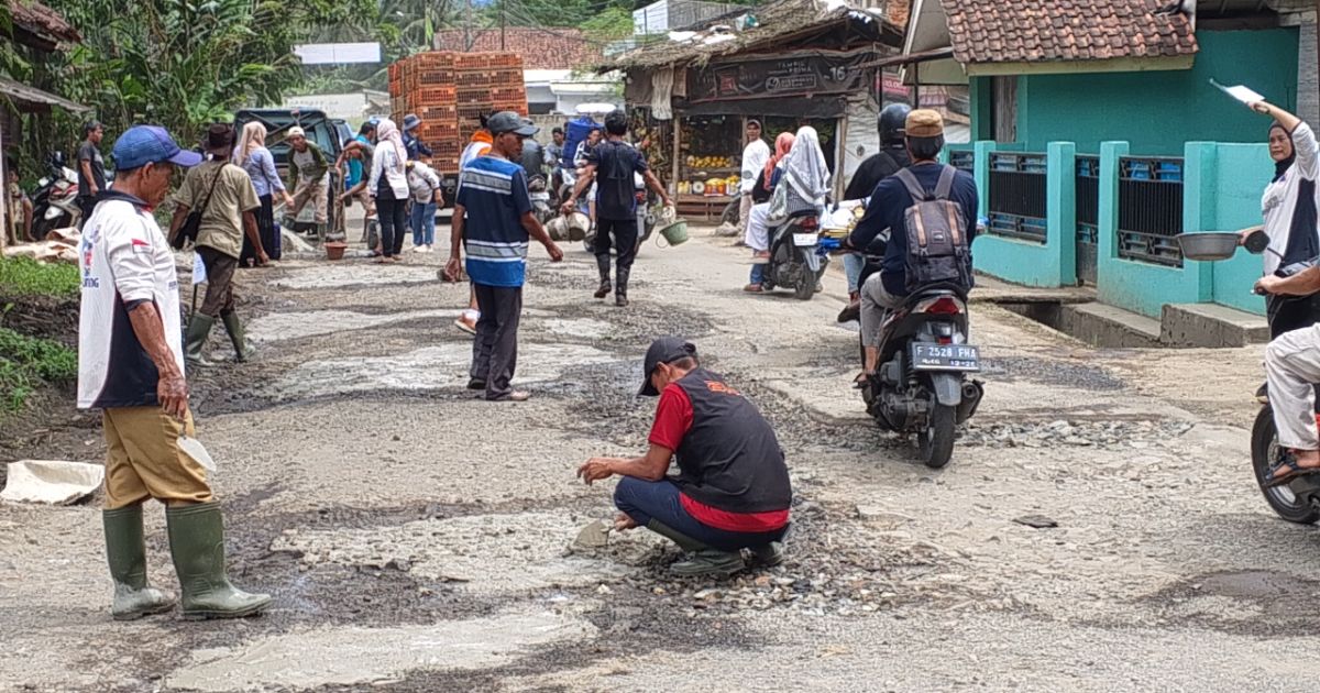 Kondisi jalan rusak parah di wilayah Kecamatan Nanggung, Kabupaten Bogor.